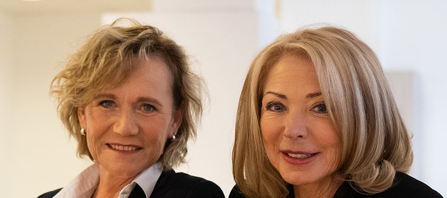 &copy; MWIKE NRW/Holger L&uuml;ckerath | Die Gründerin (links) neben einer anderen Frau (rechts)