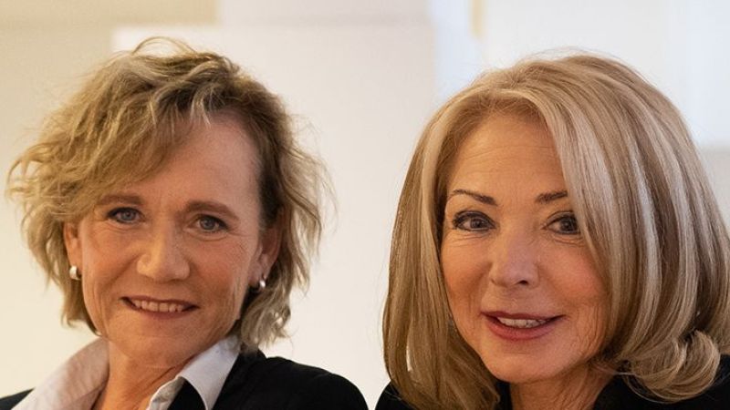 Die Gründerin (links) neben einer anderen Frau (rechts)