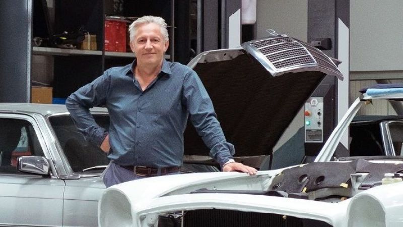 Mann mit Auto