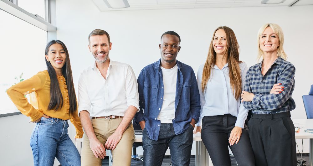 Ein Gruppenfoto von fünf Personen. 