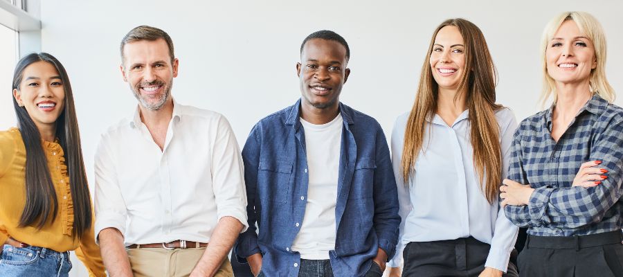 Ein Gruppenfoto von fünf Personen. 