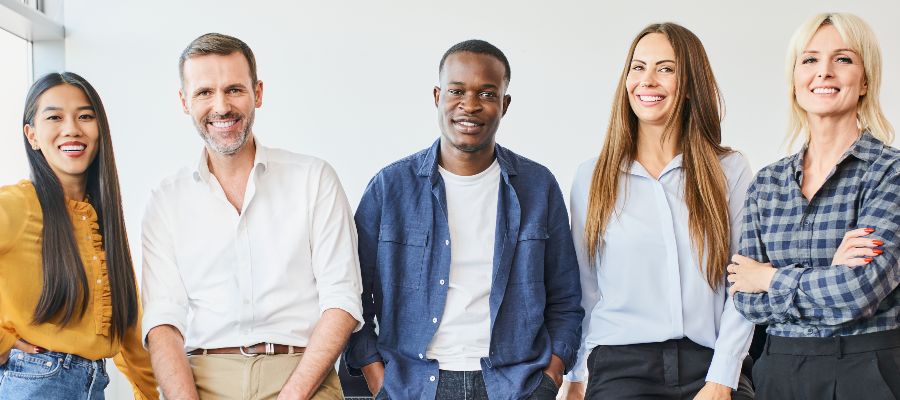 Une photo de groupe de cinq personnes. 