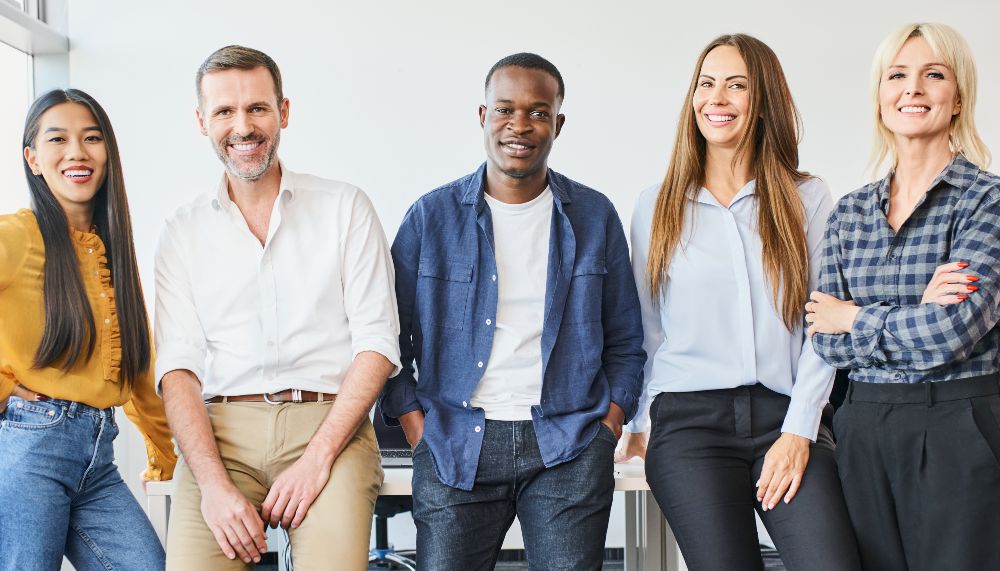 Une photo de groupe de cinq personnes.