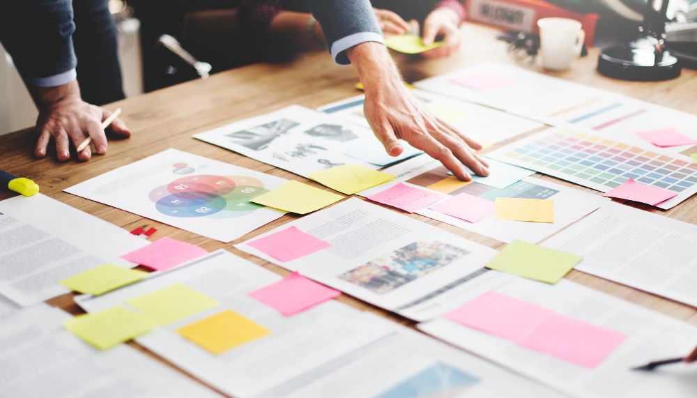 Gros plan sur un bureau avec des documents de création d'entreprise