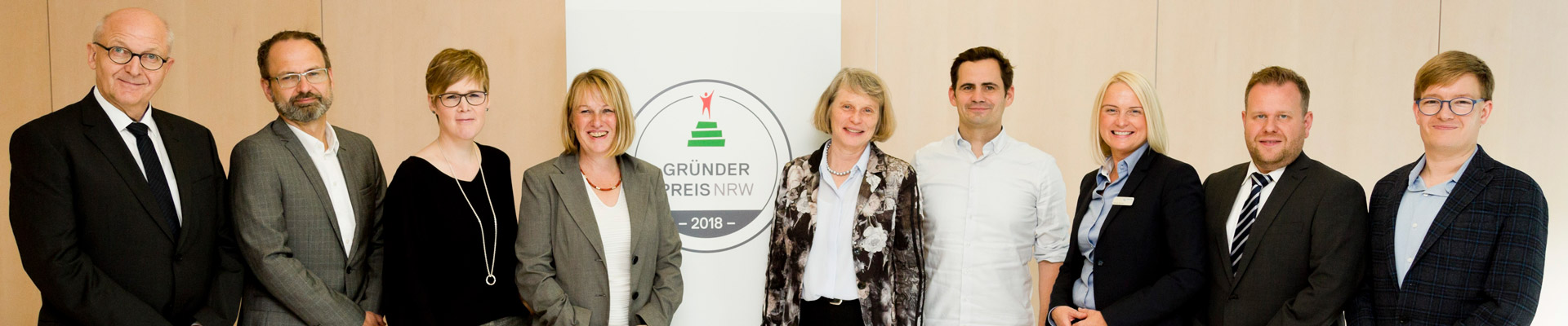 Männer und Frauen, die Jury des Gründerpreises NRW 2018, stehen in einer Reihe.