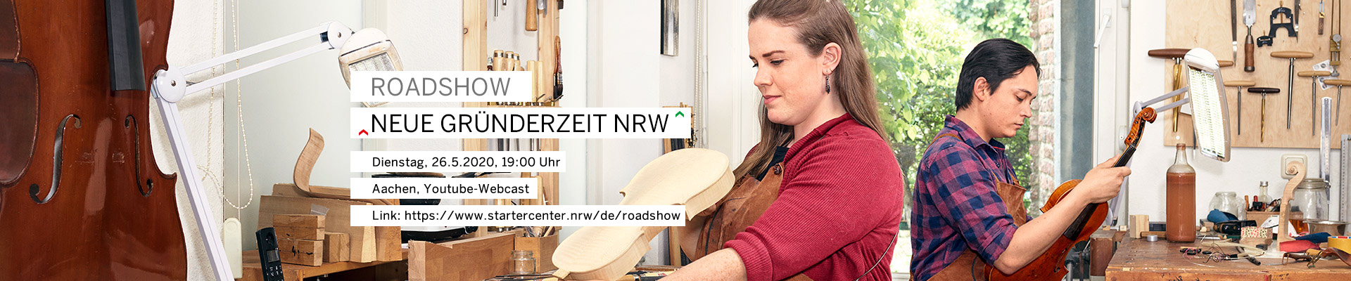 Eine Frau baut in einer Werkstatt eine Geige.