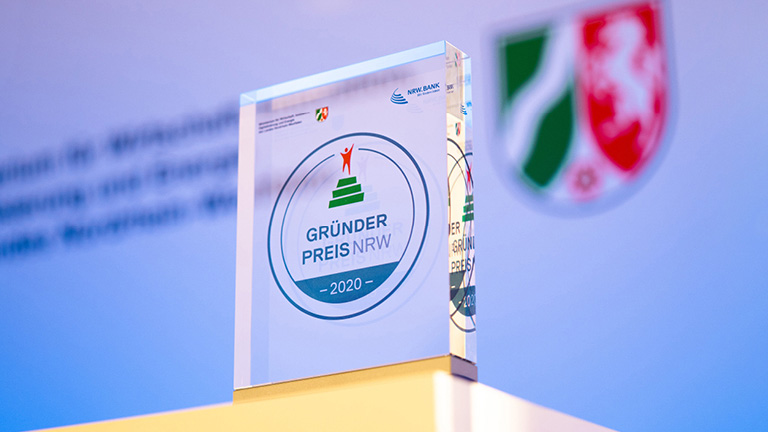 Pokal des GRÜNDERPREIS NRW 2020