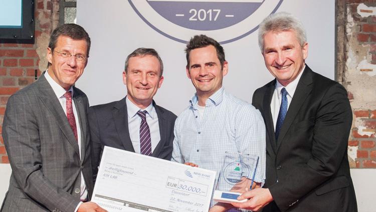 Eckhard Forst, Vorstandsvorsitzender der NRW.BANK, Thomas Geisel, OB Düsseldorf, Robert Jänisch von IOX LAB aus Düsseldorf und NRW-Wirtschaftsminister Prof. Dr. Andreas Pinkwart