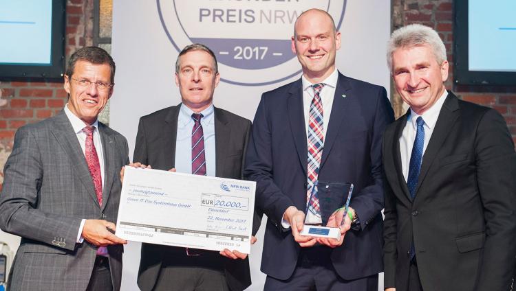 Eckhard Forst, Vorstandsvorsitzender der NRW.BANK, Thomas Lesser und Jan Schriewer von Green IT Das Systemhaus GmbH aus Dortmund und NRW-Wirtschaftsminister Prof. Dr. Andreas Pinkwart