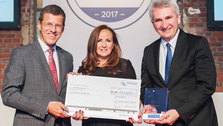 Eckhard Forst, Vorstandsvorsitzender der NRW.BANK, Manuela Baier vom Landhotel Kallbach und Kallbach’s Adventure Golf aus Hürtgenwall Simonskall (Eifel) und NRW-Wirtschaftsminister Prof. Dr. Andreas Pinkwart