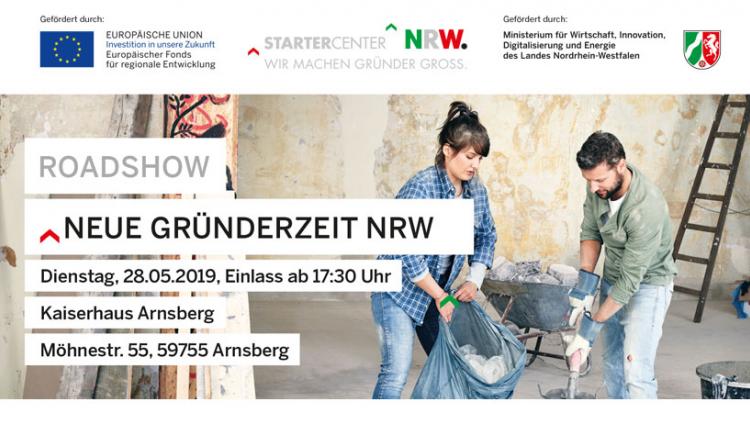 Frau und Mann packen Bauschutt in Müllbeutel, davor Schriftzug Roadshow Neue Gründerzeit NRW.