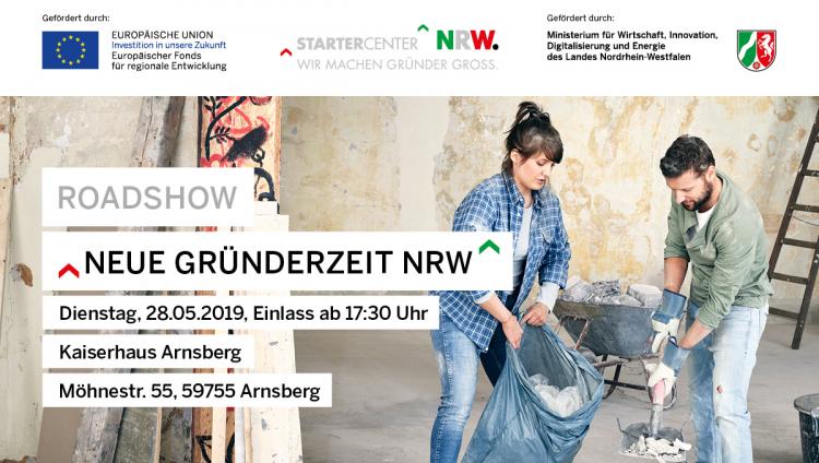 Frau und Mann packen Bauschutt in Müllbeutel, davor Schriftzug Roadshow Neue Gründerzeit NRW.