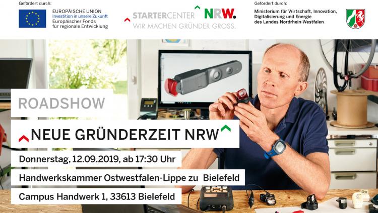 Ein Mann schaut konzentriert auf eine Fahrradleuchte.