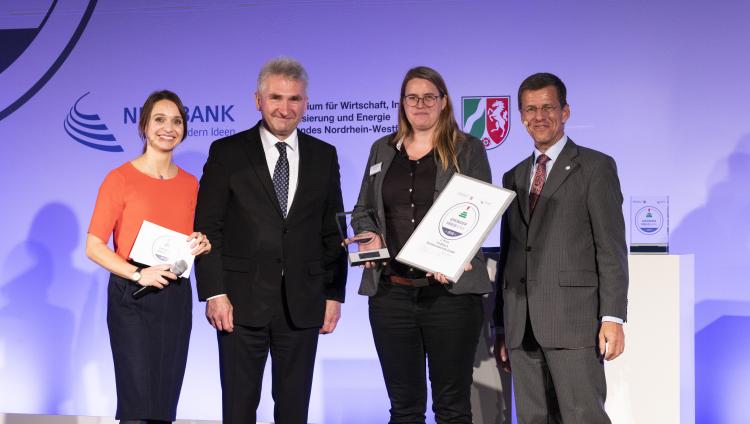 Christine Batsch mit Moderatorin, Prof. Dr. Andreas Pinkwart und Eckhard Forst auf der Bühne