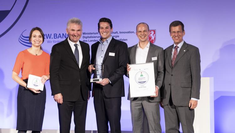 Dr. Heiko Koepke und Dr. Christian Zenger mit Moderatorin, Prof. Dr. Andreas Pinkwart und Eckhard Forst auf der Bühne