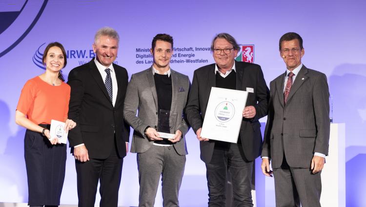 Tim Dunkerbeck und Peter Hagdorn mit Moderatorin, Prof. Dr. Andreas Pinkwart und Eckhard Forst auf der Bühne
