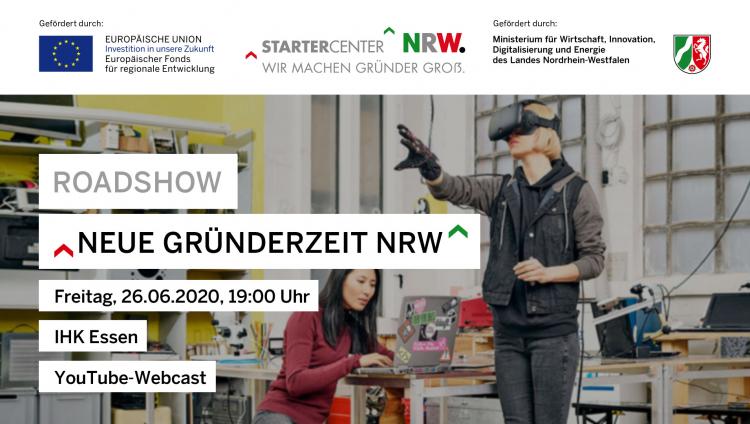 Zwei junge Frauen sitzen mit Laptop und VR-Brille in einer Werkstatt.