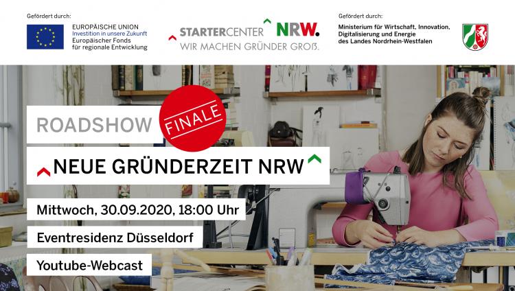 Eine junge Frau näht in einem Atelier an einer Nähmaschine.