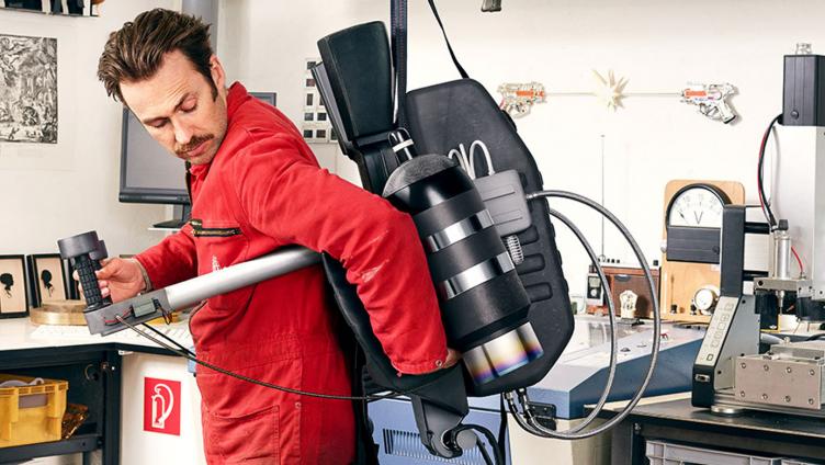 Un homme en costume rouge avec un équipement technique sur le dos.