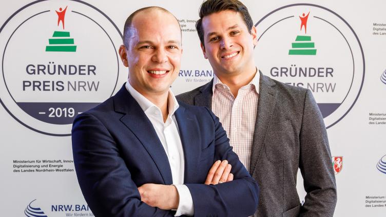 Physec Gründer lächeln in die Kamera.