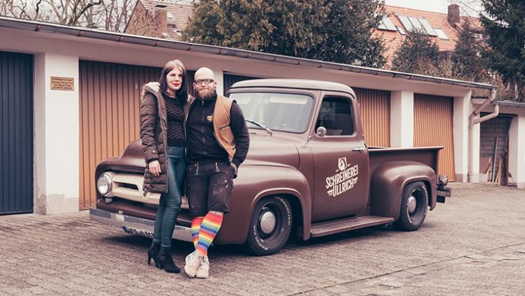 Laura und Matthias Biere stehen vor einem Fahrzeug ihrer Schreinerei.