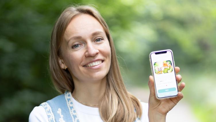 Anastasiia Borovyk mit der KiddyTrip-App