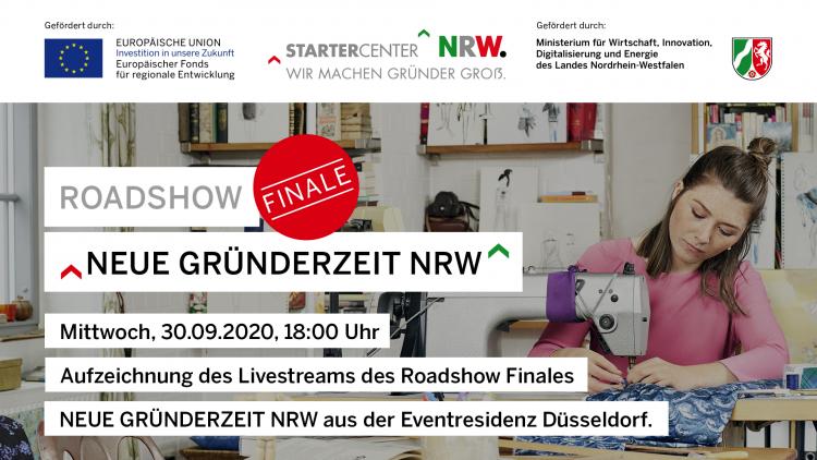 Eine junge Frau näht in einem Atelier an einer Nähmaschine.